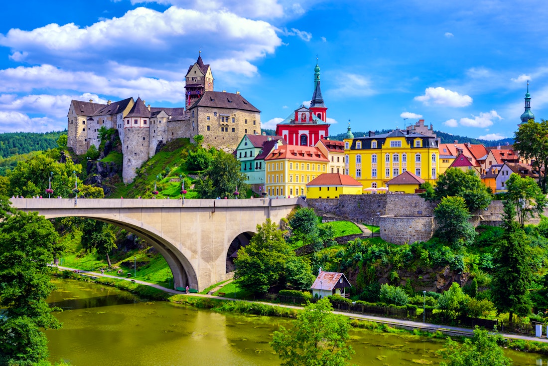 Loket – Panorama Schloss und Altstadt – © Boris Stroujko – AdobeStock