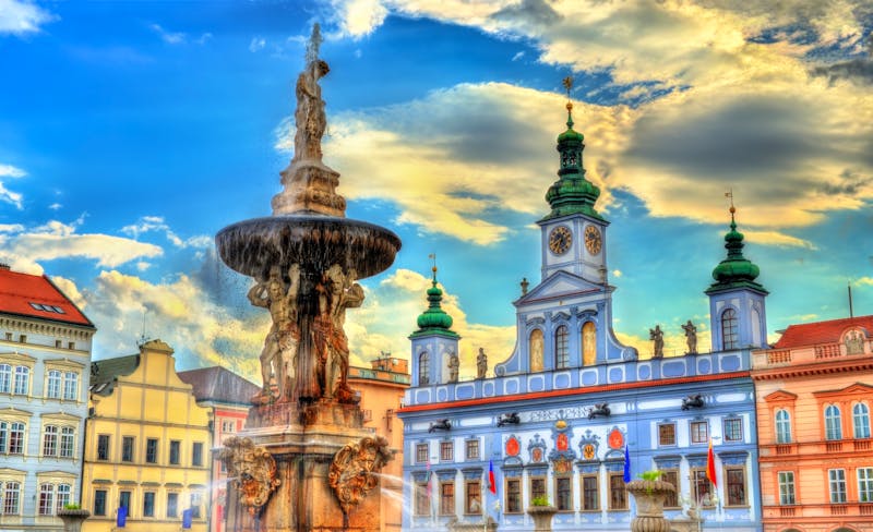 Budweis – Marktplatz mit Rathhaus und Samson Fontaine - ©Leonid Andronov – AdobeStock
