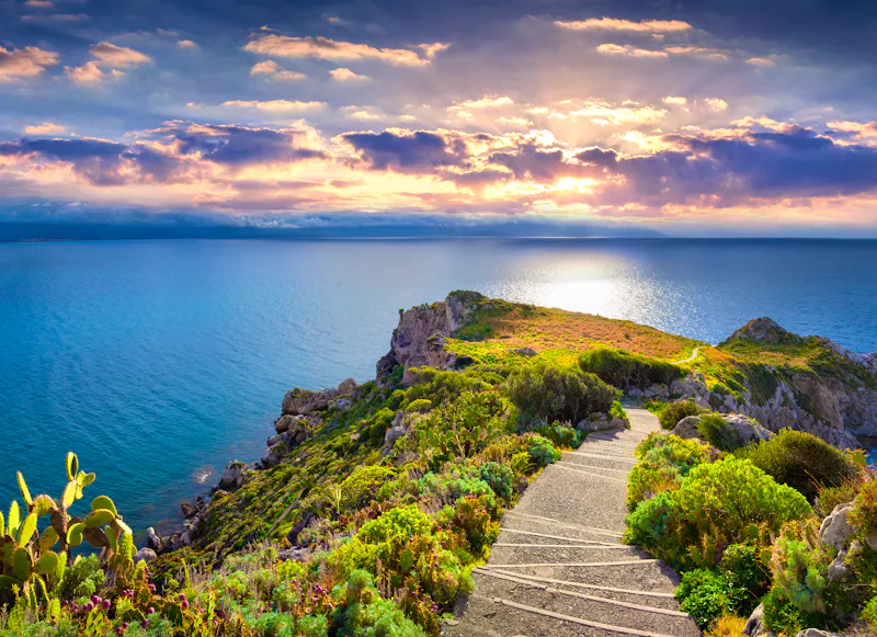 Milazzo – Küste bei Sonnenuntergang - &copy;jojjik – AdobeStock