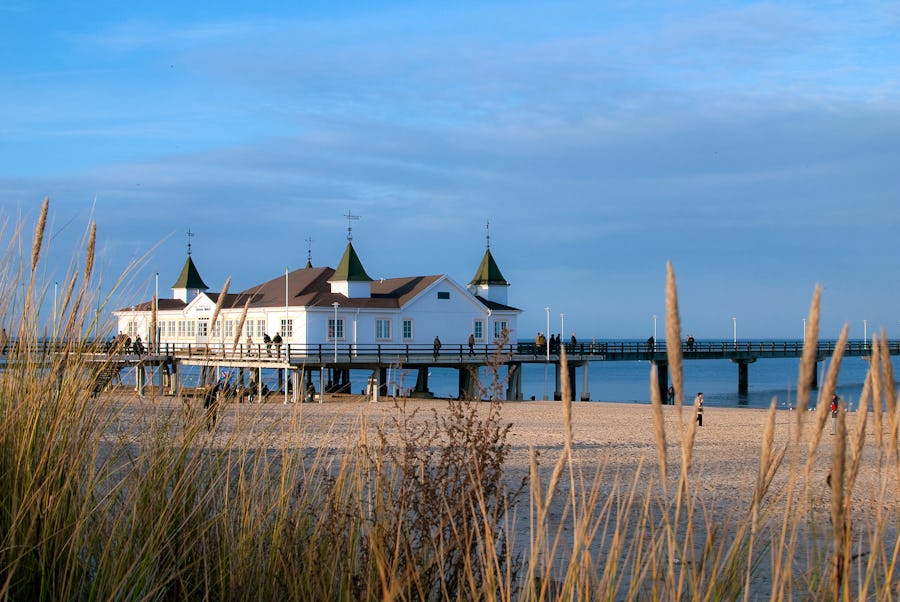 Ahlbeck – Strand und Dünen mit Seebrücke – © UsedomCards.de – AdobeStock