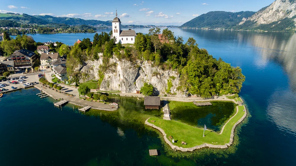 Salzkammergut – Traunsee, Luftaufnahme &ndash; &copy; luftklick – AdobeStock