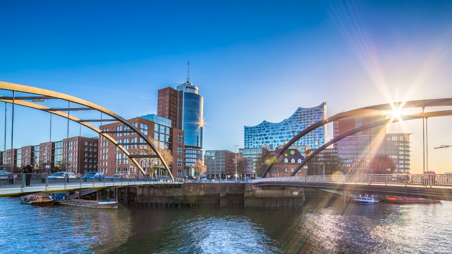 Hamburg – Elbphilharmonie mit Brücken – © powell83 – AdobeStock
