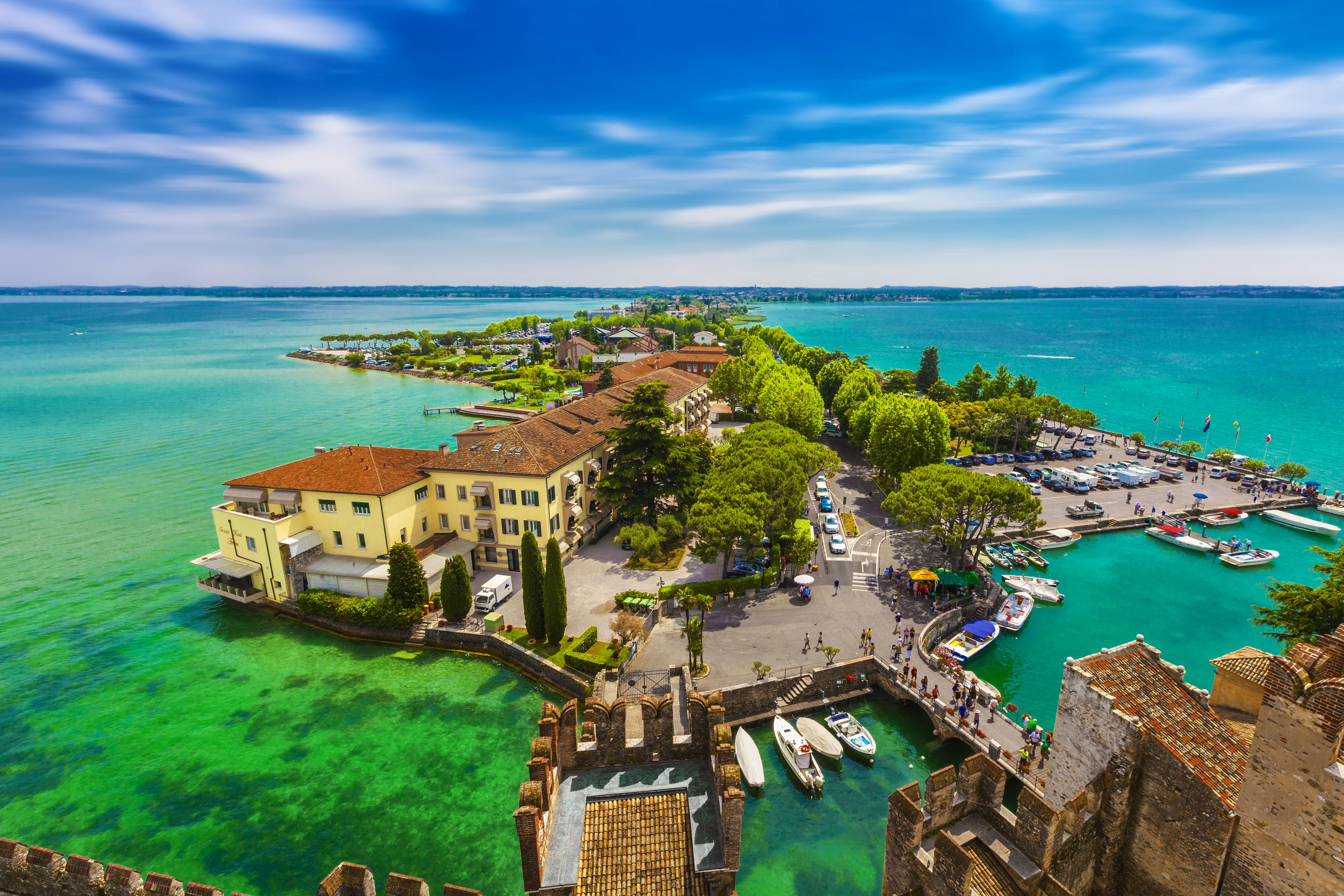 Gardasee – Blick von dem Castello Scaligero auf den Hafen von Sirmione, Brescia, Lombardei, Italien&nbsp;&ndash;&nbsp;&copy;&nbsp;Thomas Hecker – AdobeStock
