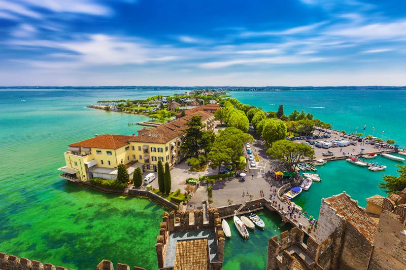 Gardasee – Blick von dem Castello Scaligero auf den Hafen von Sirmione, Brescia, Lombardei, Italien - ©Thomas Hecker – AdobeStock