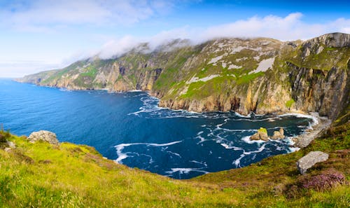 Küstenklippen Slieve League im County Donegal &ndash; &copy; alexanderkonsta - stock.adobe.com