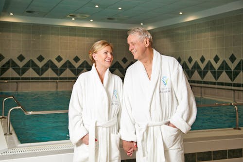 Jachymov - Kurhotel Radium Palace - Paar vor Swimmingpool &ndash; &copy; Lecebne lazne Jachymov a.s.