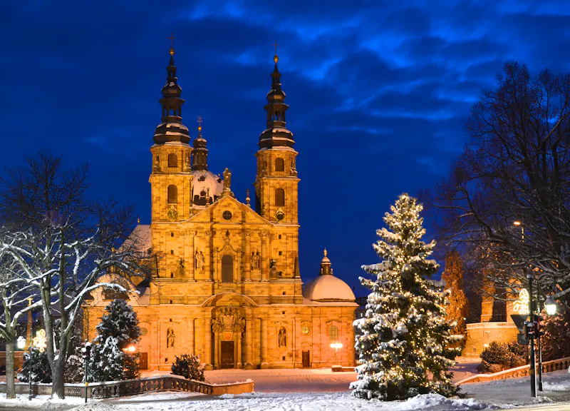 Fuldaer Dom im Winter mit Schnee und Weihnachtsbaum bei Nacht - &copy;Steffen Boesel - AdobeStock
