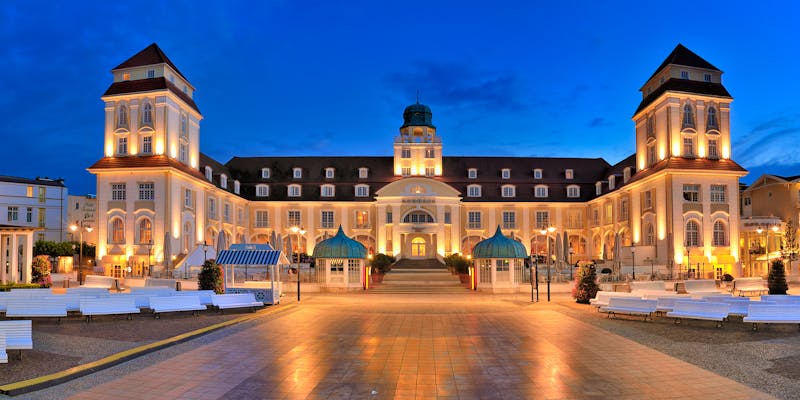 Rügen - Ostseebad Binz - Kurhaus am Abend - ©Clearlens - AdobeStock