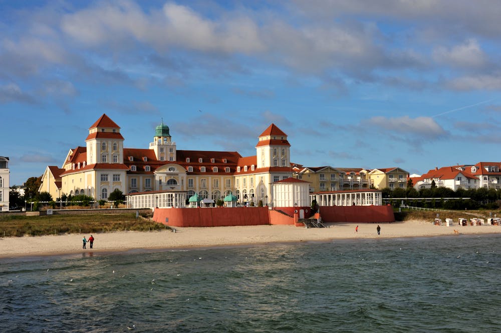 Kurhaus Binz am Ostsee-Strand, Insel Rügen &ndash; &copy; nmann77 - Fotolia