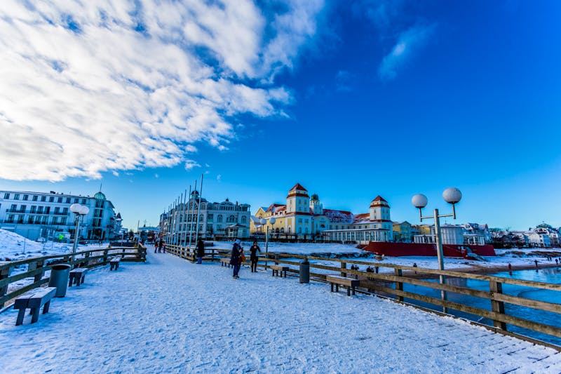 Ostseebad Binz im Winter – Blick von der Seebrücke auf das Kurhaus - ©Angelika Bentin - Fotolia