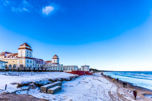 Ostseebad Binz im Winter – Ostseestrand und Kurhaus - Insel Rügen &ndash; &copy; Angelika Bentin - Fotolia