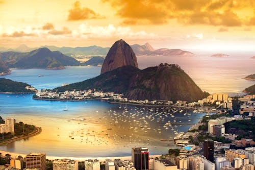 Rio De Janeiro mit dem berühmten Zuckerhut im Zwielicht &ndash; &copy; SNEHIT - Fotolia