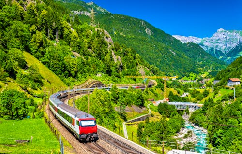 Gotthardt-Zugstrecke in der Schweiz &ndash; &copy; ©Leonid Andronov - stock.adobe.com