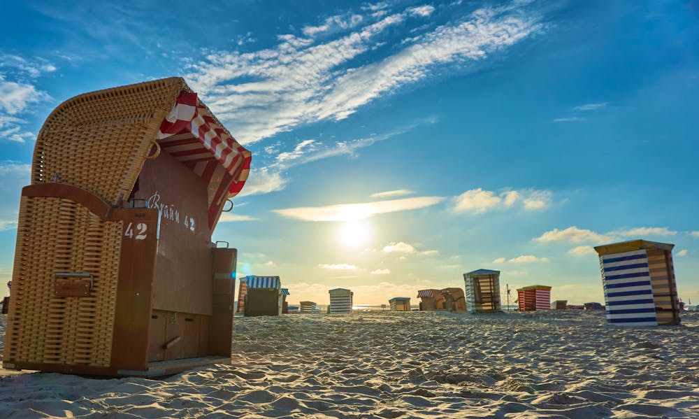 Strandkorb auf Borkum bei tief stehender Sonne &ndash; &copy; mitchr - stock.adobe.com