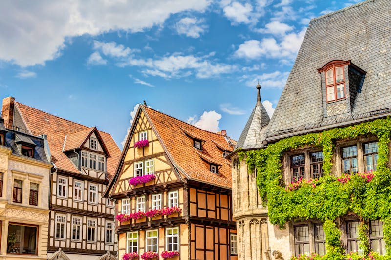 Alte, traditionelle Fachwerkhäuser und Rathaus in der Welterbestadt Quedlinburg im Harz - ©mije shots - stock.adobe.com