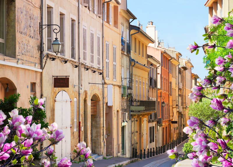 Die Altstadt von Aix-en-Provence zur Magnolienblüte - ©©neirfy - stock.adobe.com
