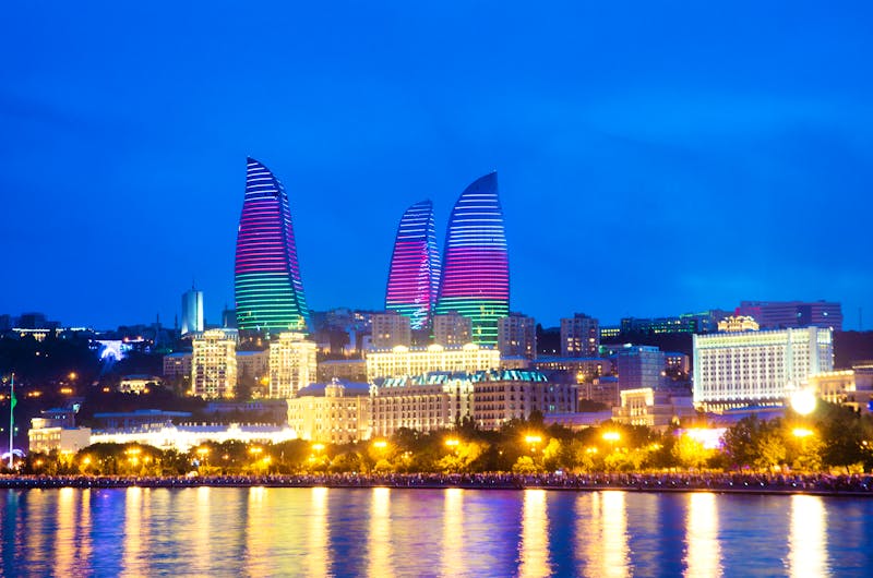 Baku am Kaspischen Meer bei Nacht - ©©Elnur - stock.adobe.com