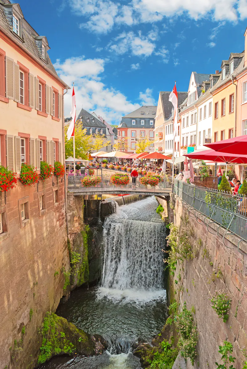 Der spektakulre Wasserfall in der Altstadt von Saarburg - &copy;©mojolo - stock.adobe.com