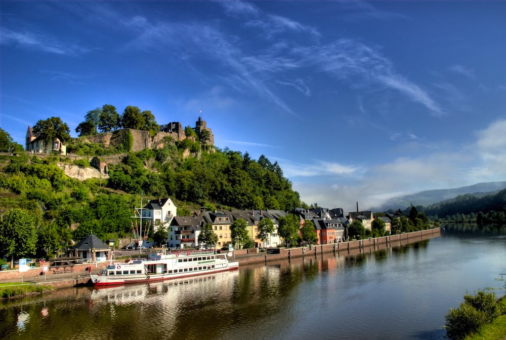 Saar-Schifffahrt an der Burg Montclair &ndash; &copy; Picturenick - Fotolia