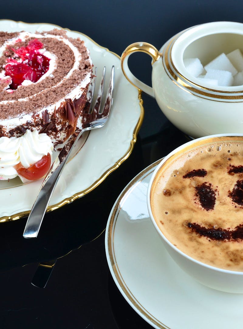 Kaffee und Kuchen - Schwarzwälder Rolle - &copy;©msl33 - stock.adobe.com
