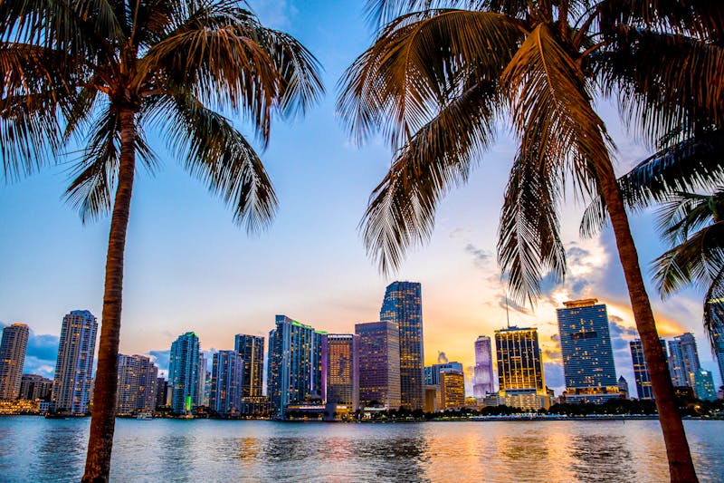 Florida – Miami  Skyline und Bucht bei Sonnenuntergang  - ©littleny – AdobeStock