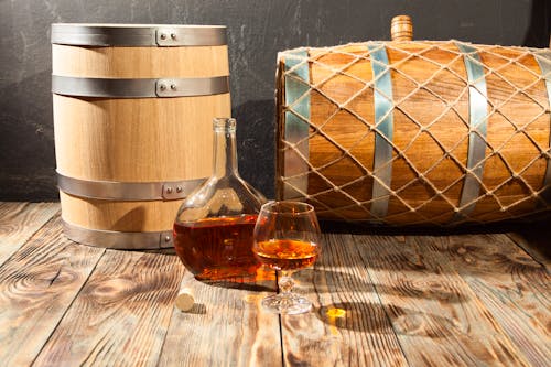 Ein Glas Cognac mit Flasche und Fässern &ndash; &copy; denisk999 - Fotolia