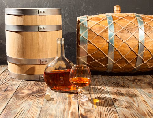 Ein Glas Cognac mit Flasche und Fässern – © denisk999 - Fotolia