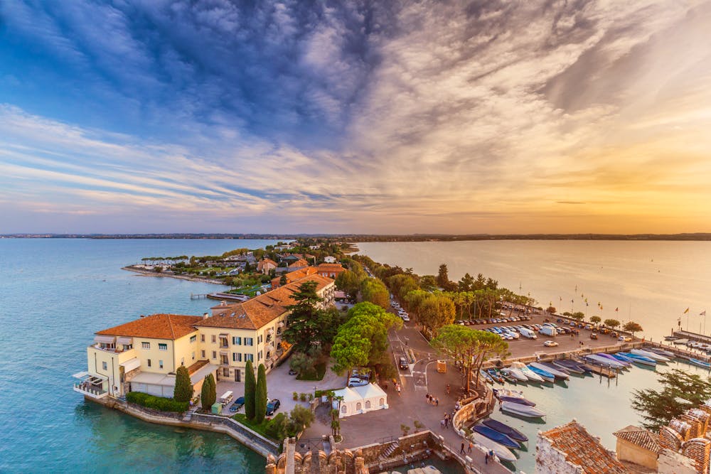 Gardasee – Sonnenuntergang über Sirmione &ndash; &copy; fotoluk1983 – AdobeStock