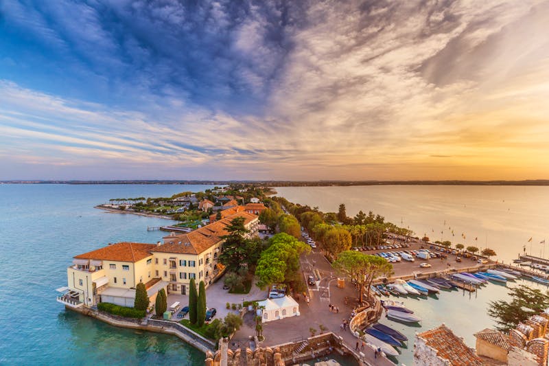Gardasee – Sonnenuntergang über Sirmione - ©fotoluk1983 – AdobeStock