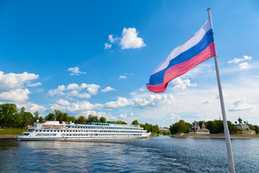 Flusskreuzfahrtschiff bei Uglitsch - Russland – © ©Stanislav Komogorov - stock.adobe.com