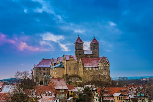 Schloss in Quedlinburg am Winterabend &ndash; &copy; ©kentauros - stock.adobe.com