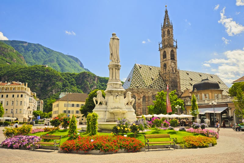 Marktplatz mit Brunnen und Kirche in Bozen - ©Rdiger Jahnke - stock.adobe.com