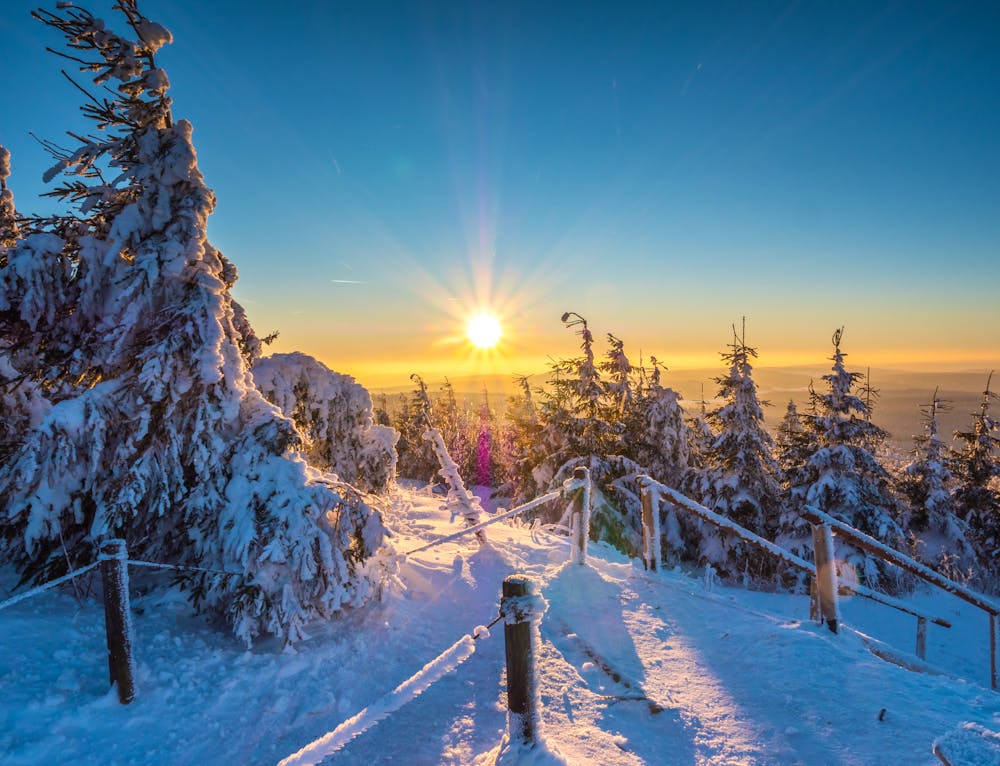 Fichtelberg – Winterimpression Sonnenuntergang &ndash; &copy; animaflora - stock.adobe.com