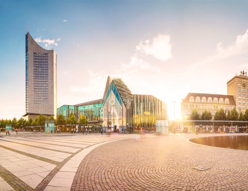 Auf dem Augustusplatz in Leipzig mit Blick auf die Universität und das City-Hochhaus. – © ©FSEID - stock.adobe.com