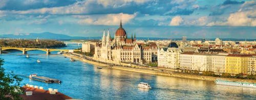 Panoramablick auf Budapest &ndash; &copy; ©andreykr - stock.adobe.com