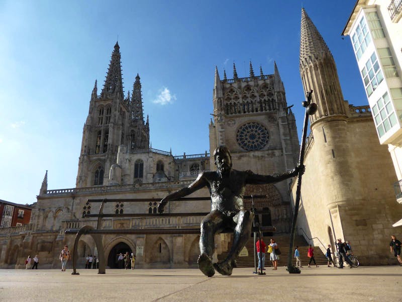 Burgos - Jakobspilger vor Kathedrale - ©Claudia Bernhardt