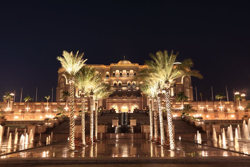 Abu Dhabi vereinigte Arabische Emirate – Emirates Palace bei Nacht - ©philipus - stock.adobe.com