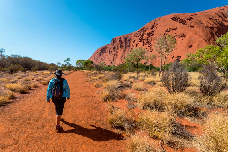Wanderung am Uluru - ©AlexQ - Fotolia, Adobe Stock