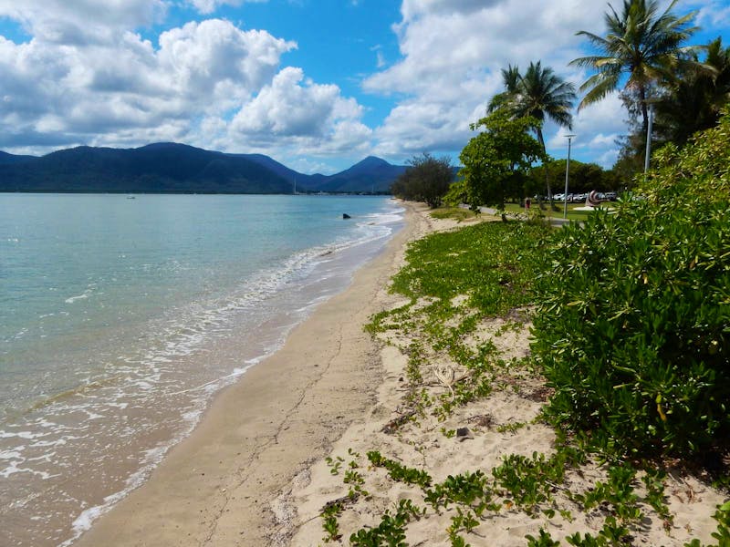 Cairns (Strand) - &copy;Rebekka Böhme - Eberhardt TRAVEL