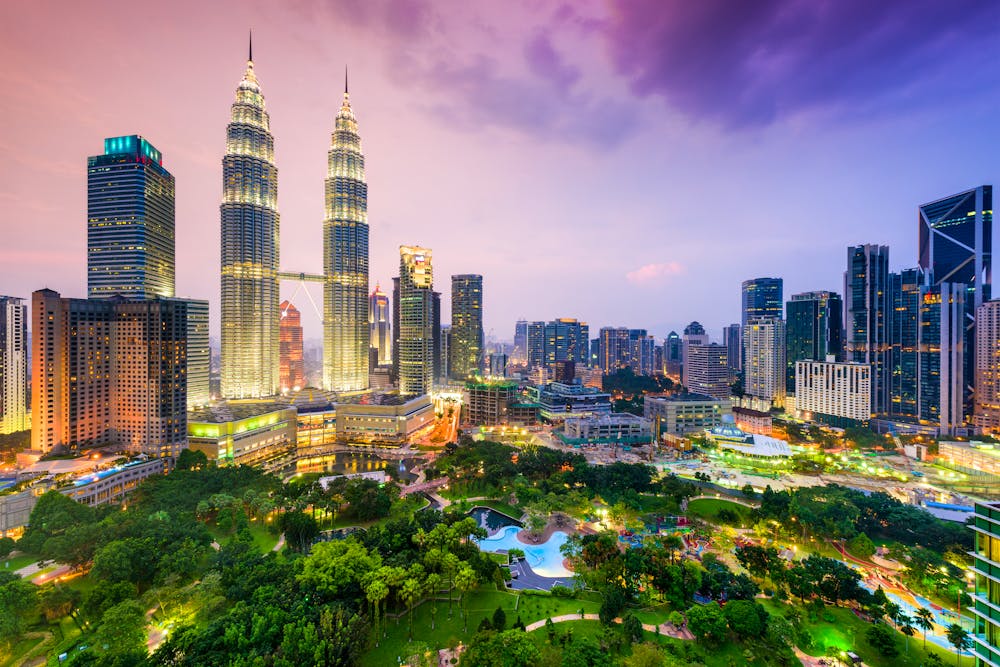 Kuala Lumpur - Die Twin Towers in der Abendsonne  &ndash; &copy; ©SeanPavonePhoto - stock.adobe.com