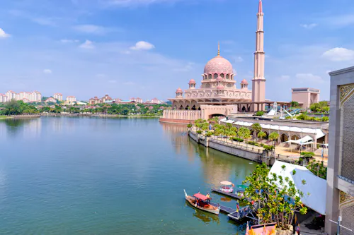 Malaysia - Die kunstvolle Putra-Moschee in Putrajaya &ndash; &copy; ©luengo_ua - stock.adobe.com