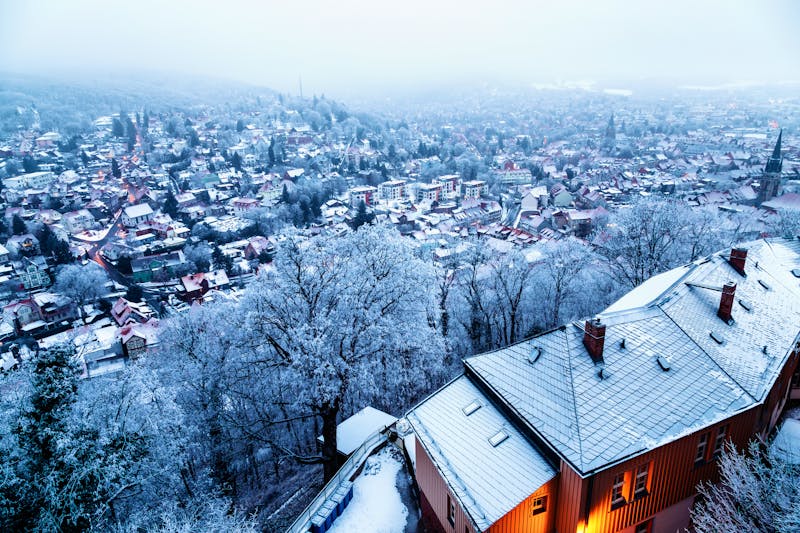 Über den verschneiten Dächern von Wernigerode - ©©ohenze - stock.adobe.com