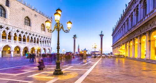 Markusplatz in Venedig &ndash; &copy; ©mmphoto - stock.adobe.com