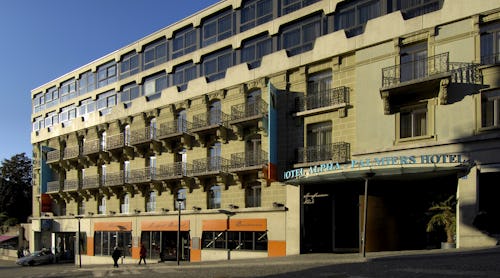 Außenansicht des Alpha Palmiers Hotel – © Alpha Palmiers Hotel
