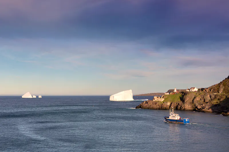 Ein Eisberg und ein Fischerboot  vor der Küste von Neufundland - &copy;©ggw - stock.adobe.com