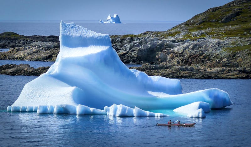 Kayaker besuchen einen Eisberg - &copy;©Nick - stock.adobe.com