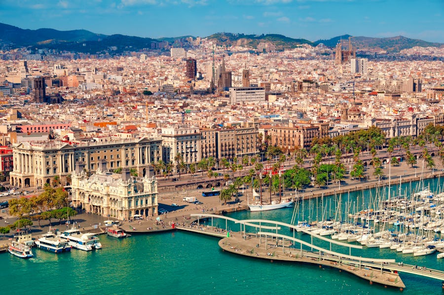 Skyline und Hafen von Barcelona – © ©fazon - stock.adobe.com