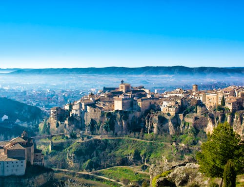 Blick auf das alte Dorf Cuenca mit den historischen hängenden Häusern – © ©Marcos - stock.adobe.com