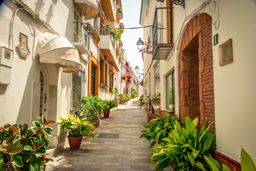 Malerische Gasse in Marbella &ndash; &copy; ©cineuno - stock.adobe.com