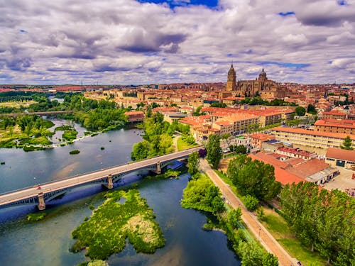 Die alte Stadt Salamanca mit der neuen Kathedrale und Blick auf den Fluss &ndash; &copy; ©krivinis - stock.adobe.com